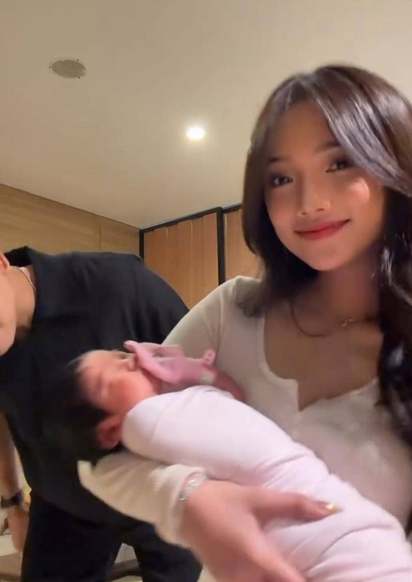 Fuji gendong ponakan