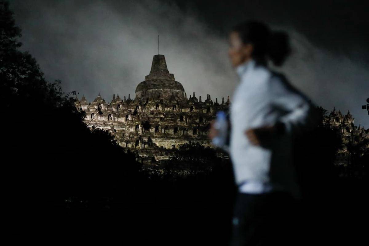 Peserta berlari pada Borobudur Marathon 2025 di kawasan Candi Borobudur, Magelang, Jawa Tengah Minggu (16/11/2025). (Dok. Pemprov Jateng)