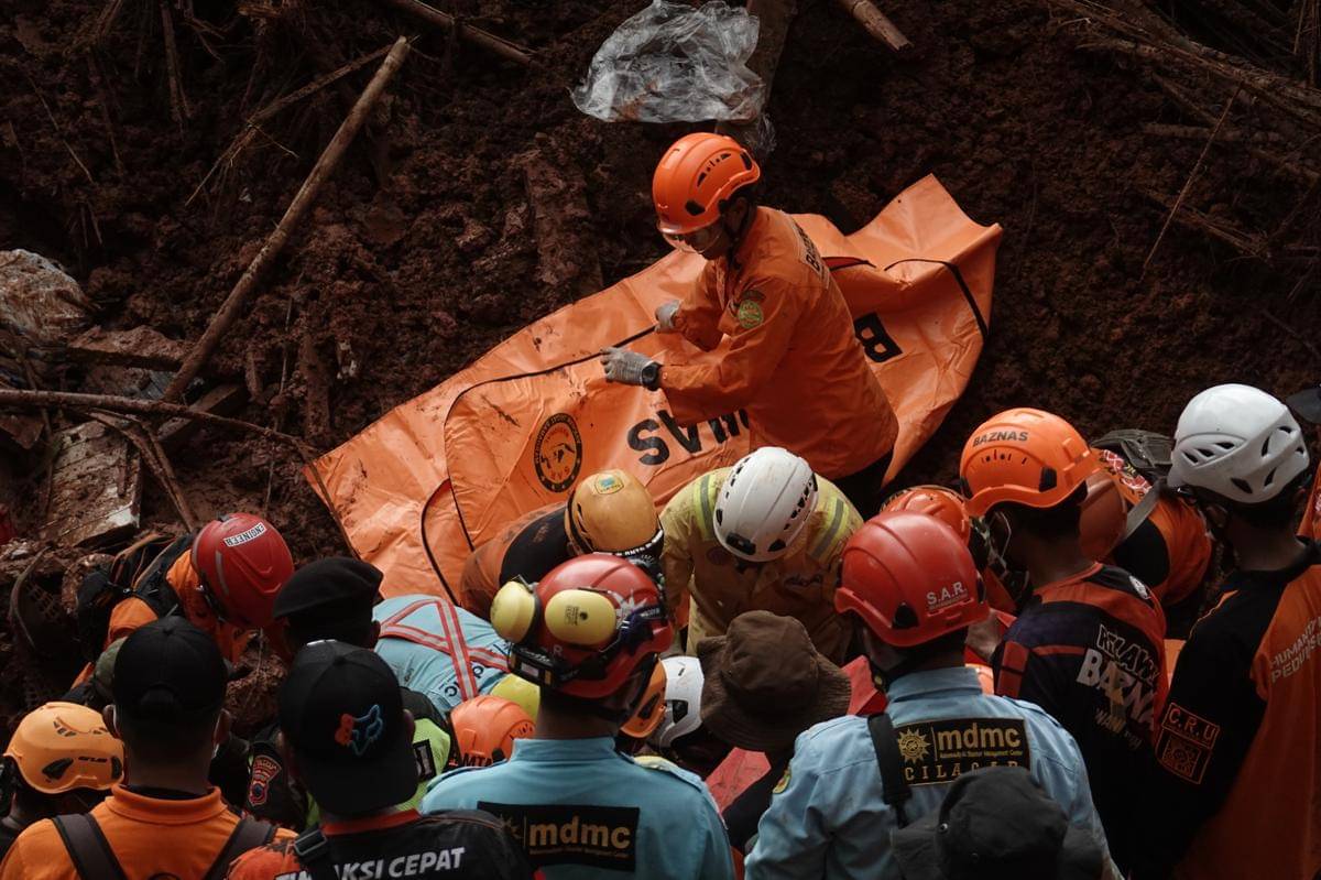 Tim SAR gabungan mengevakuasi korban longsor yang telah ditemukan di Desa Cibeunying, Majenang, Cilacap, Jawa Tengah, Sabtu (15/11/2025). (ANTARA FOTO/Idhad Zakaria)