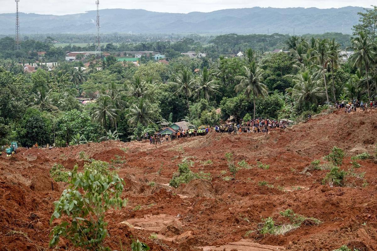 Tim SAR gabungan melakukan proses pencarian korban longsor di Desa Cibeunying, Majenang, Cilacap, Jawa Tengah, Sabtu (15/11/2025). (ANTARA FOTO/Idhad Zakaria)