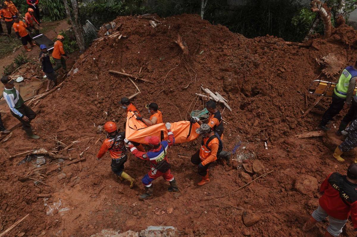 Tim SAR gabungan mengevakuasi korban longsor yang ditemukan di Desa Cibeunying, Majenang, Cilacap, Jawa Tengah, Sabtu (15/11/2025). (ANTARA FOTO/Idhad Zakaria)