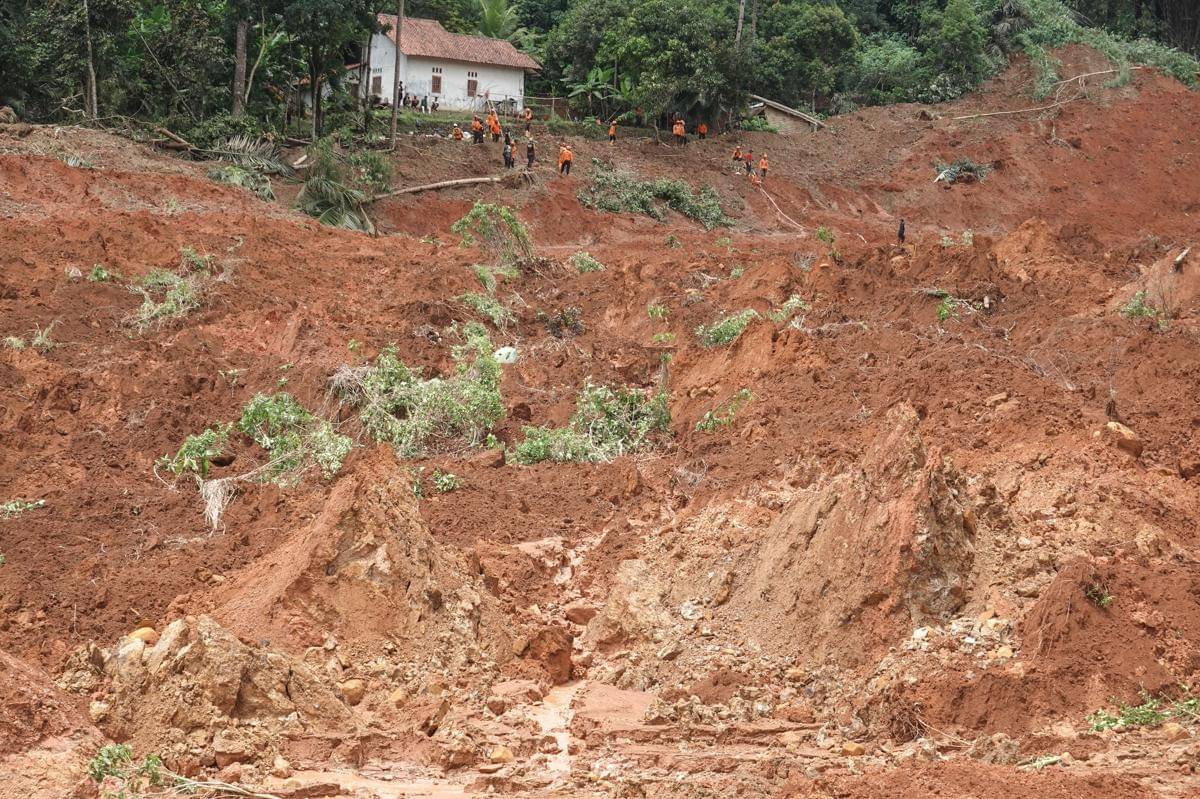 Tim SAR gabungan melakukan proses pencarian korban longsor di Desa Cibeunying, Majenang, Cilacap, Jawa Tengah, Sabtu (15/11/2025). (ANTARA FOTO/Idhad Zakaria)