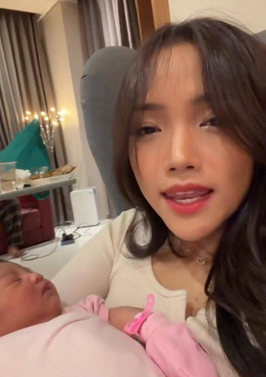 Fuji gendong ponakan