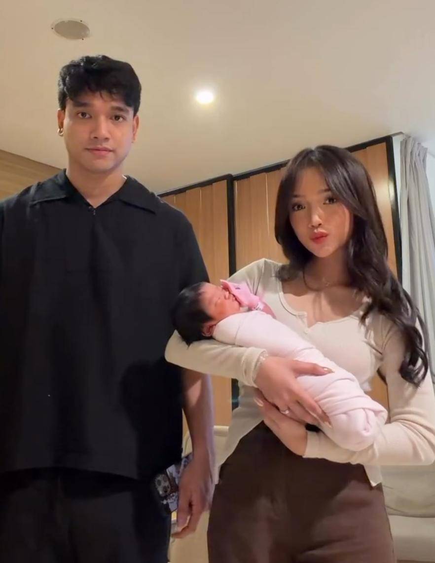 Fuji gendong ponakan