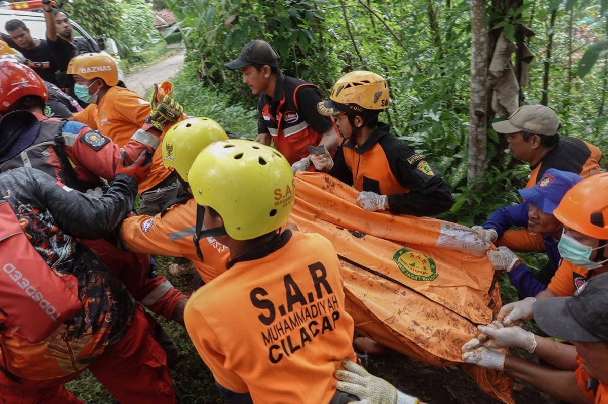 Tim SAR gabungan mengevakuasi korban longsor yang telah ditemukan di Desa Cibeunying, Majenang, Cilacap, Jawa Tengah, Sabtu (15/11/2025). (ANTARA FOTO/Idhad Zakaria)