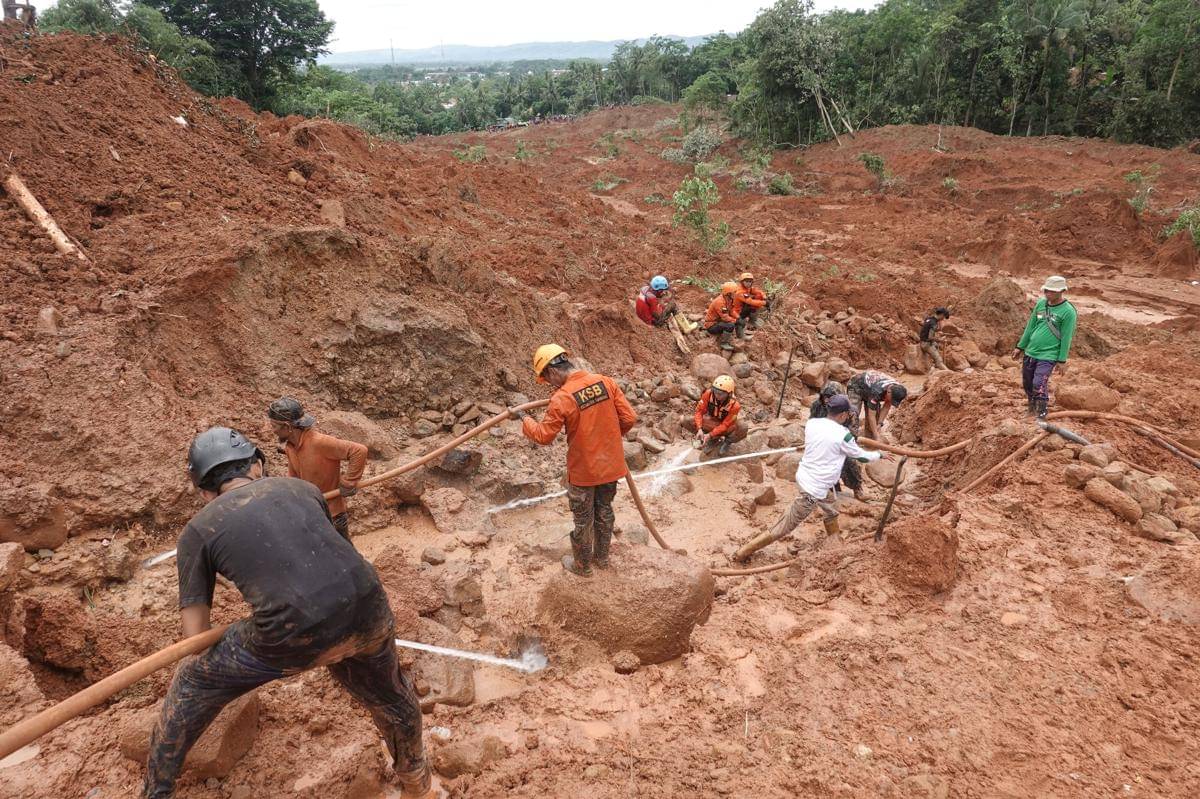 Tim SAR gabungan melakukan proses pencarian korban longsor di Desa Cibeunying, Majenang, Cilacap, Jawa Tengah, Sabtu (15/11/2025). (ANTARA FOTO/Idhad Zakaria)