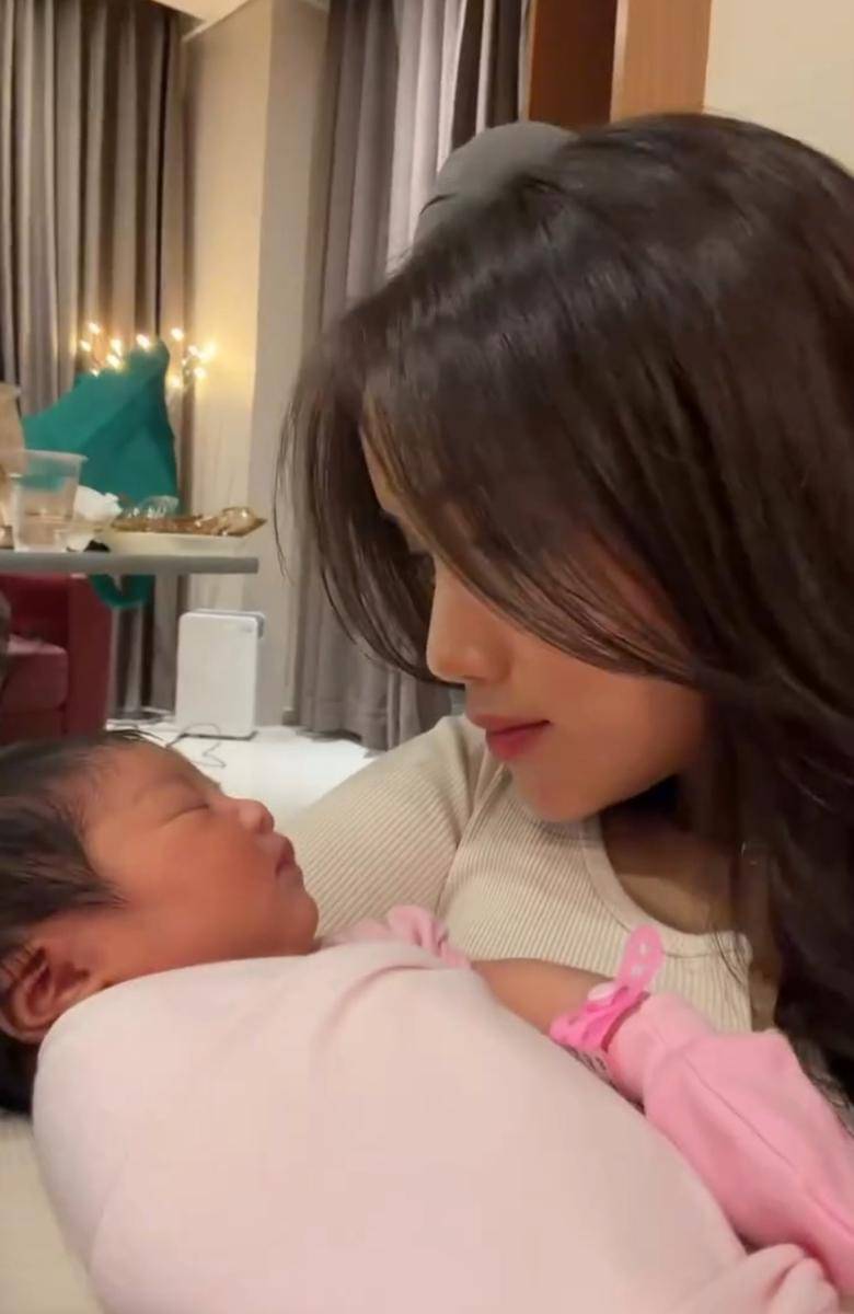 Fuji gendong ponakan