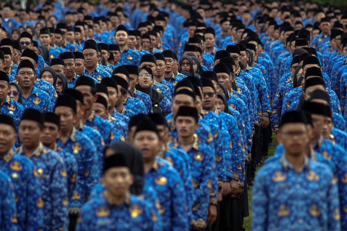 Ribuan Pegawai Pemerintah dengan Perjanjian Kerja (PPPK) paruh waktu mengikuti pelantikan di Lapangan Panahan, Stadion Pakansari, Kabupaten Bogor, Jawa Barat