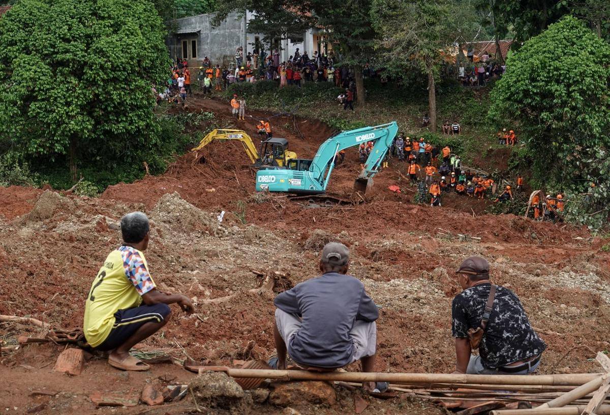 Petugas menggunakan ekskavator melakukan pencarian korban longsor di Desa Cibeunying, Majenang, Cilacap, Jawa Tengah, Sabtu (15/11/2025). (ANTARA FOTO/Idhad Zakaria)