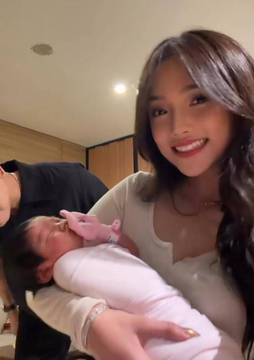 Fuji gendong ponakan