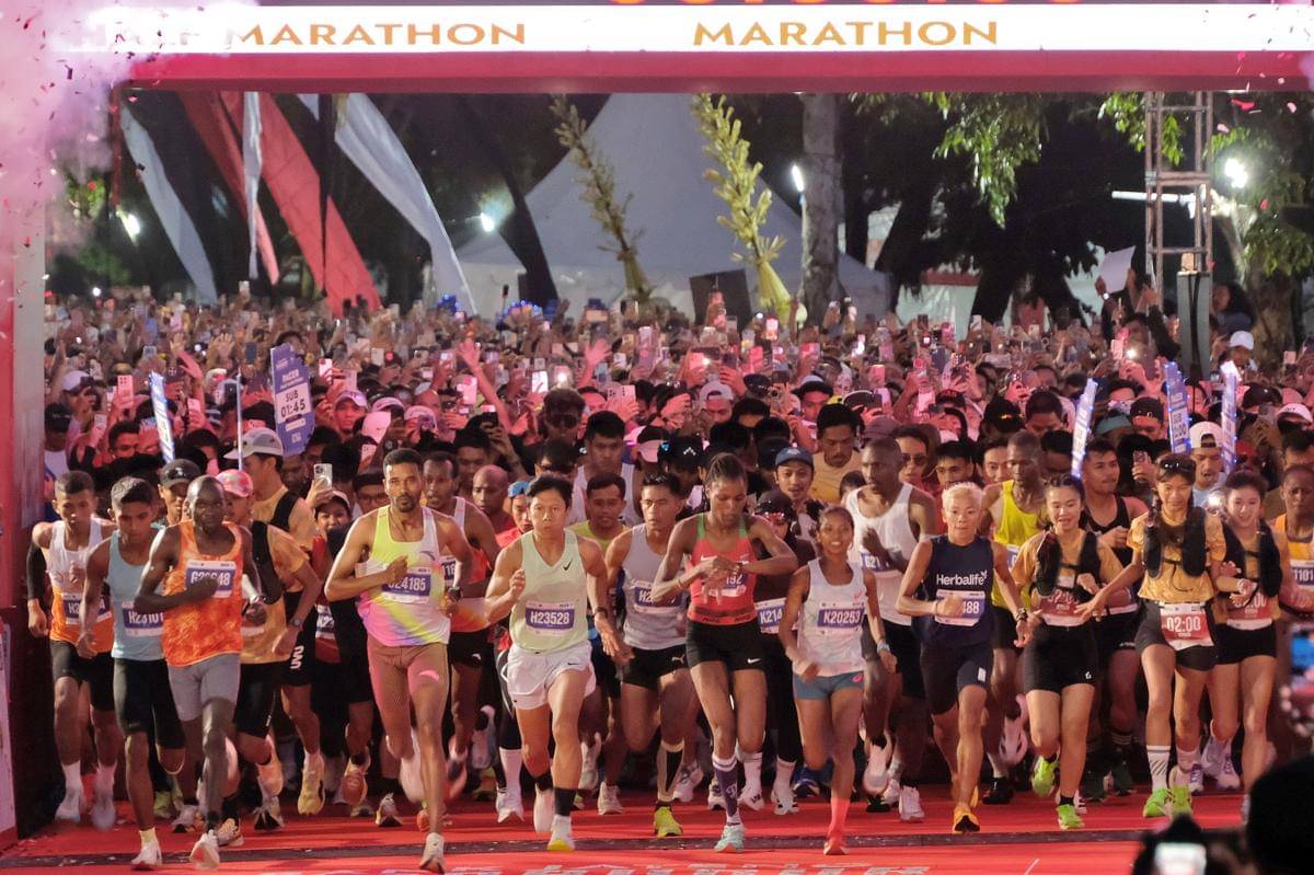 Sejumlah peserta berlari pada Borobudur Marathon 2025 di kawasan Candi Borobudur, Magelang, Jawa Tengah Minggu (16/11/2025). (ANTARA FOTO/Anis Efizudin)