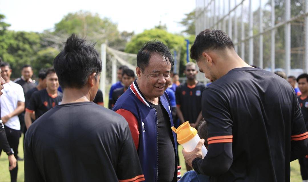 Presiden Sumsel United Cik Ujang hadir di latihan Laskar Juaro.