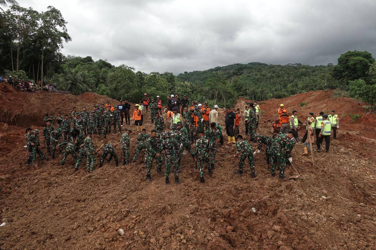 Tim SAR gabungan melakukan proses pencarian korban yang masih tertimbun longsor di Desa Cibeunying, Majenang, Cilacap, Jawa Tengah, Jumat (14/11/2025). (ANTARA FOTO/Idhad Zakaria)
