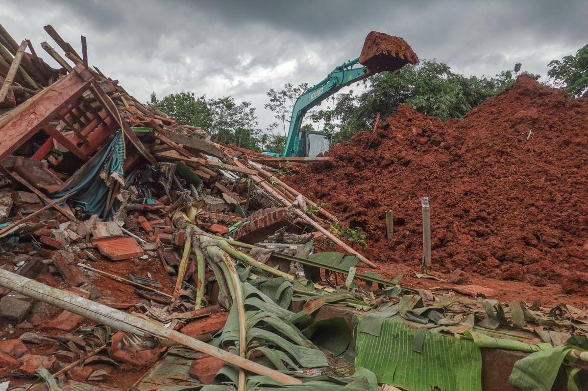 Petugas menggunakan ekskavator melakukan pencarian korban longsor di Desa Cibeunying, Majenang, Cilacap, Jawa Tengah, Sabtu (15/11/2025). (ANTARA FOTO/Idhad Zakaria)