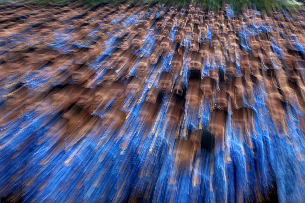 Ribuan Pegawai Pemerintah dengan Perjanjian Kerja (PPPK) paruh waktu mengikuti pelantikan di Lapangan Panahan, Stadion Pakansari, Kabupaten Bogor, Jawa Barat