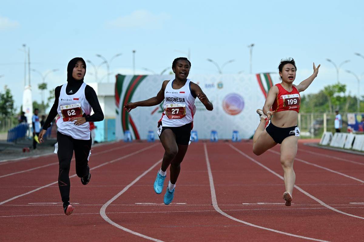 SHAVA WARANGGA & DANSELINA- INDONESIA- EMAS PERUNGGU -U18 PUTERI 100M.jpg