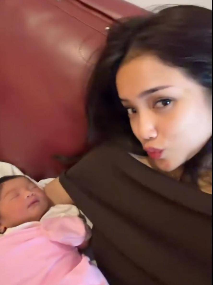 Fuji gendong ponakan