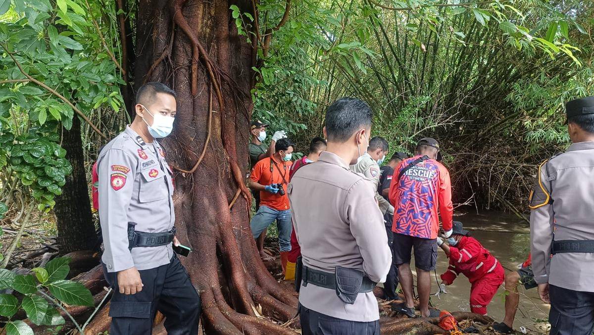 Tim SAR evakuasi korban dari sungai. 