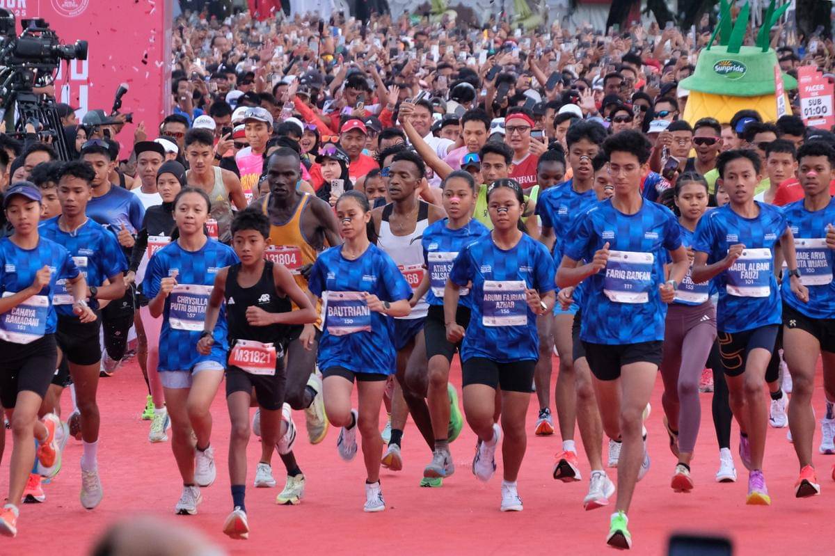 Sejumlah peserta berlari pada Borobudur Marathon 2025 di kawasan Candi Borobudur, Magelang, Jawa Tengah Minggu (16/11/2025). (ANTARA FOTO/Anis Efizudin)