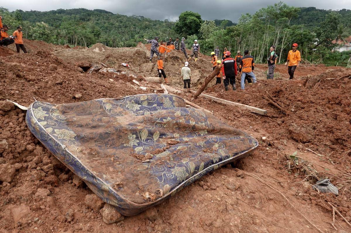 Tim SAR gabungan melakukan proses pencarian korban yang masih tertimbun longsor di Desa Cibeunying, Majenang, Cilacap, Jawa Tengah, Jumat (14/11/2025). (ANTARA FOTO/Idhad Zakaria)