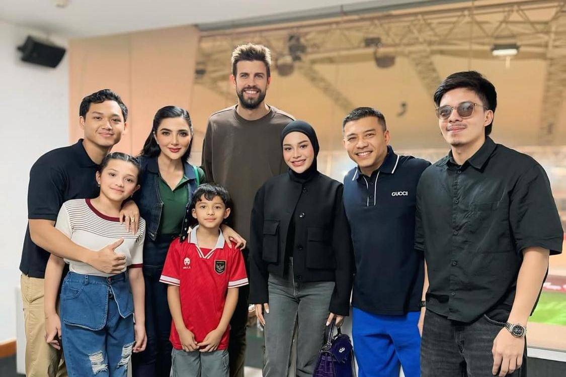 Keluarga The Hermansyah bertemu Gerard Pique
