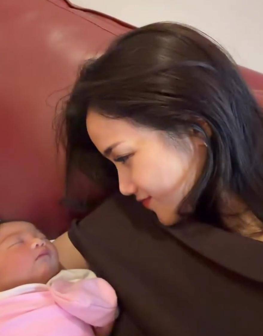 Fuji gendong ponakan