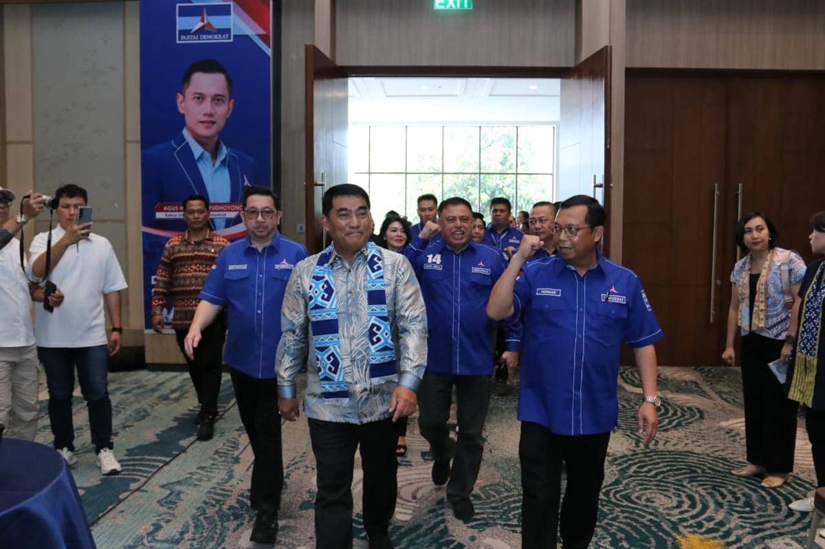 Gubernur Sulut Mayjen TNI (Purn) Yulius Selvanus Komaling.