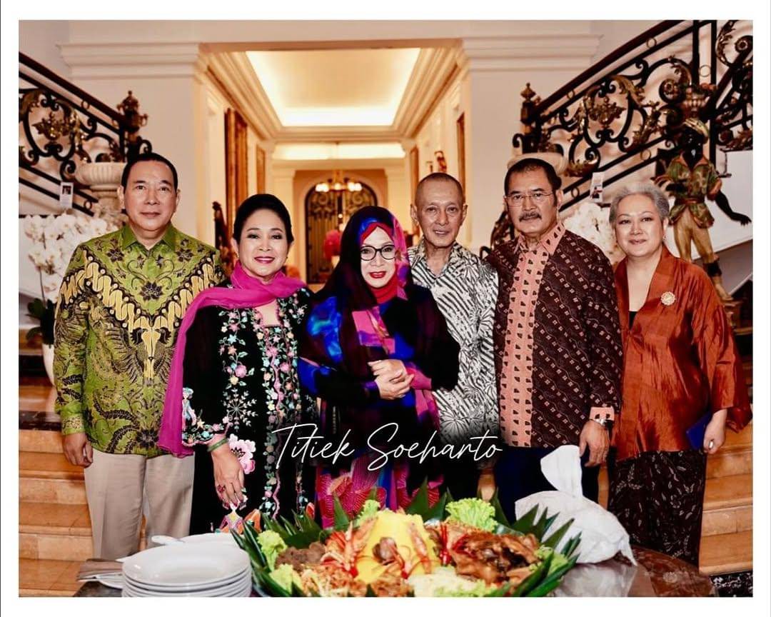 Momen Keluarga Cendana potong tumpeng usai Soeharto jadi pahlawan nasional