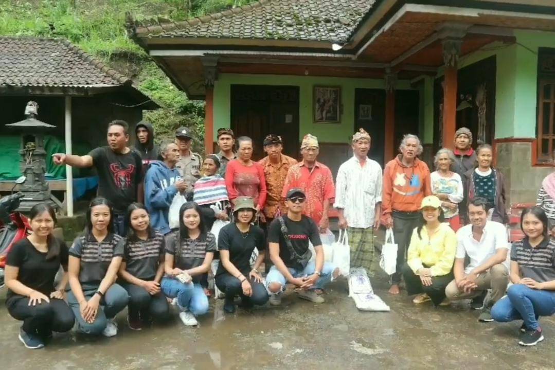 warga desa Ban dan komunitas balitersenyum.id (dok.pribadi/Reza Riyady)