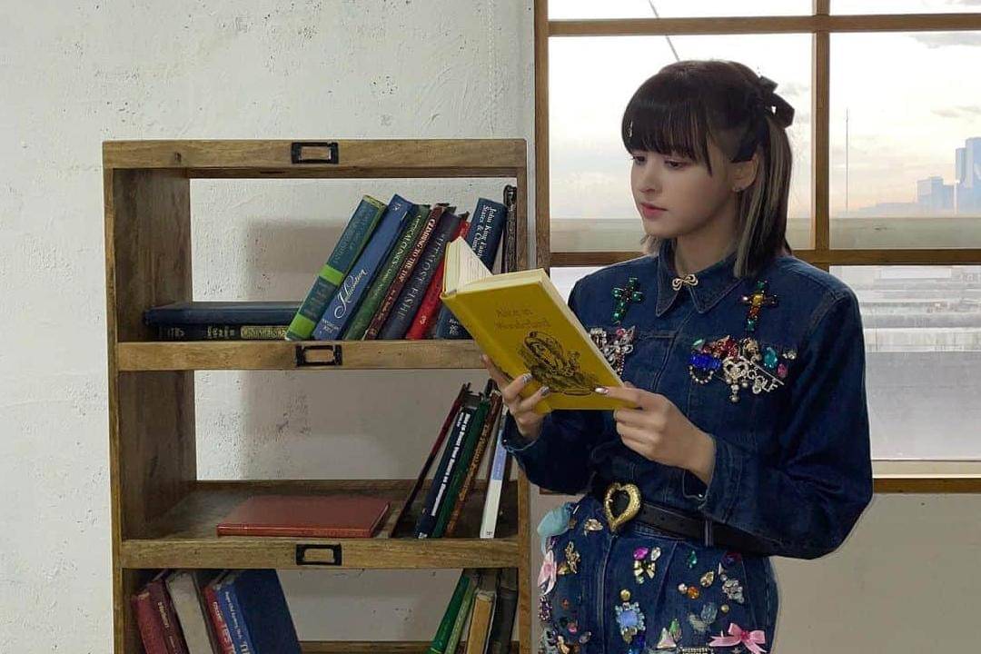 Lily NMIXX cukup dikenal sebagai idol yang hobi membaca buku