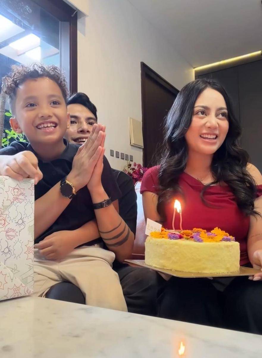 Rachel Vennya dan Okin rayakan ulang tahun Chava 