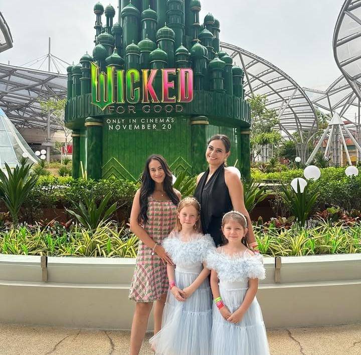potret Marissa Nasution dan anak di Premiere Film Wicked di Singapura