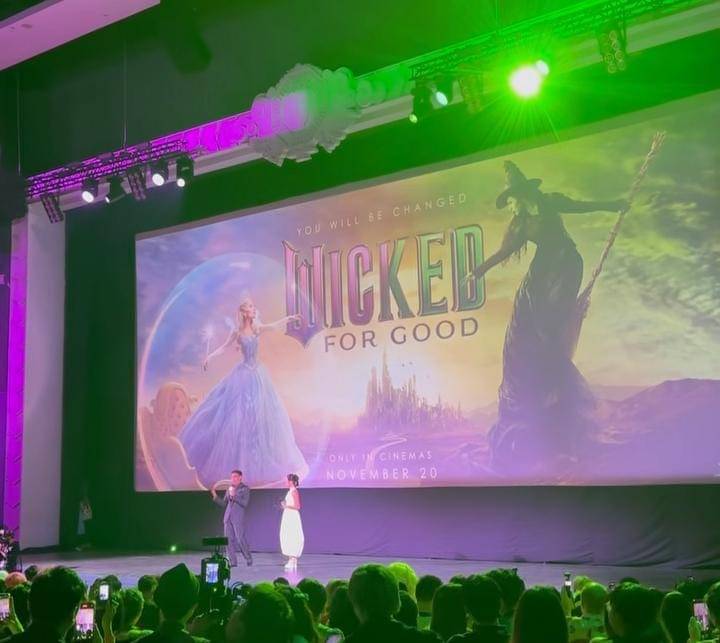 potret Marissa Nasution dan anak di Premiere Film Wicked di Singapura