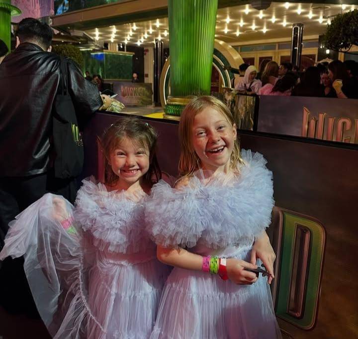 potret Marissa Nasution dan anak di Premiere Film Wicked di Singapura