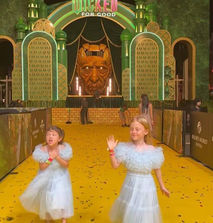 potret Marissa Nasution dan anak di Premiere Film Wicked di Singapura