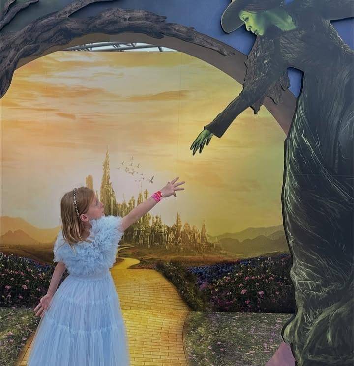 potret Marissa Nasution dan anak di Premiere Film Wicked di Singapura