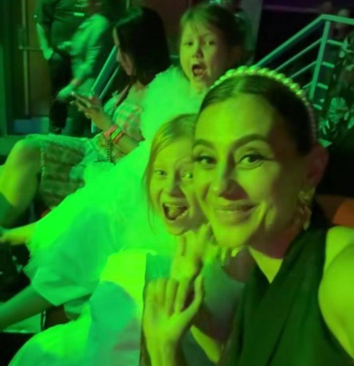 potret Marissa Nasution dan anak di Premiere Film Wicked di Singapura