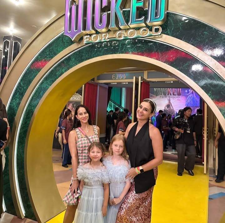 potret Marissa Nasution dan anak di Premiere Film Wicked di Singapura