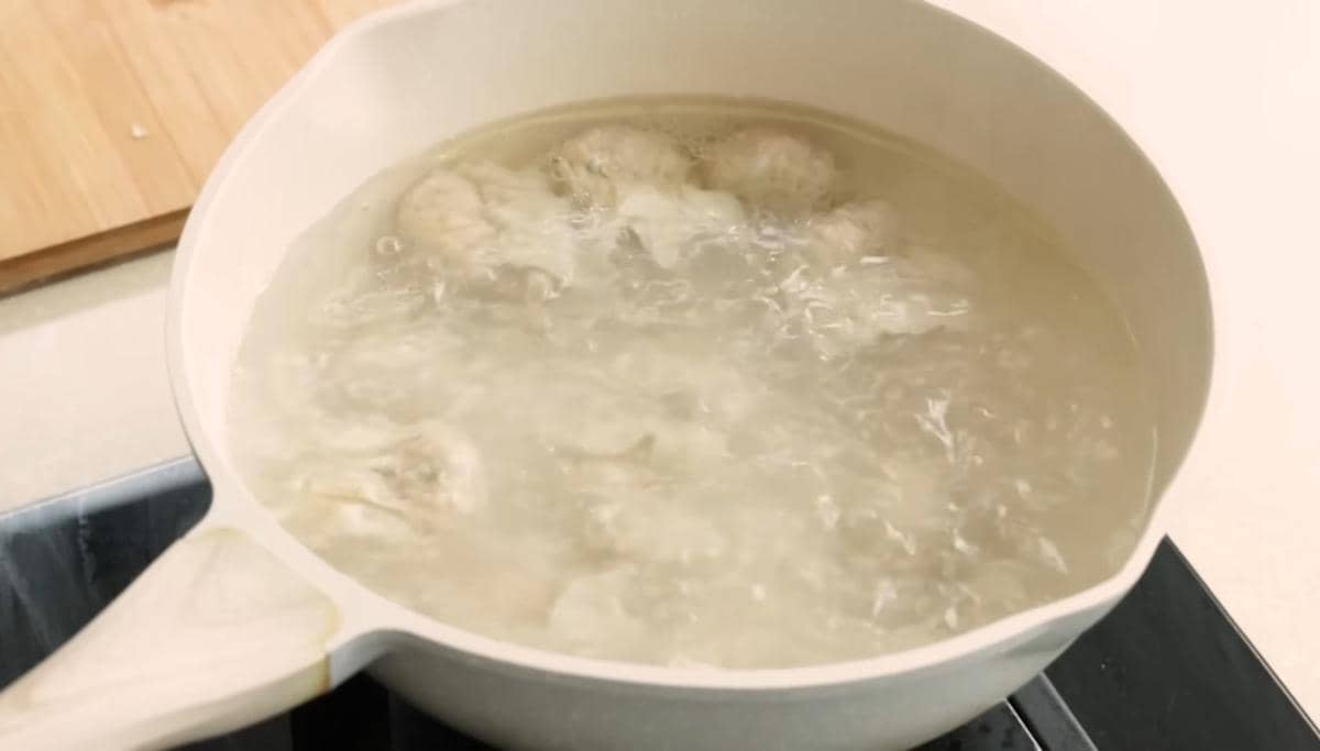 ilustrasi merebus wonton ayam