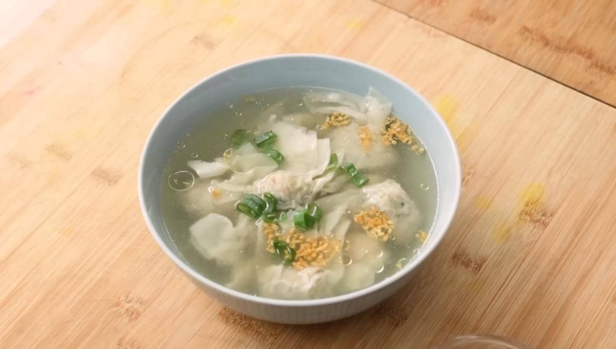 ilustrasi wonton ayam kuah