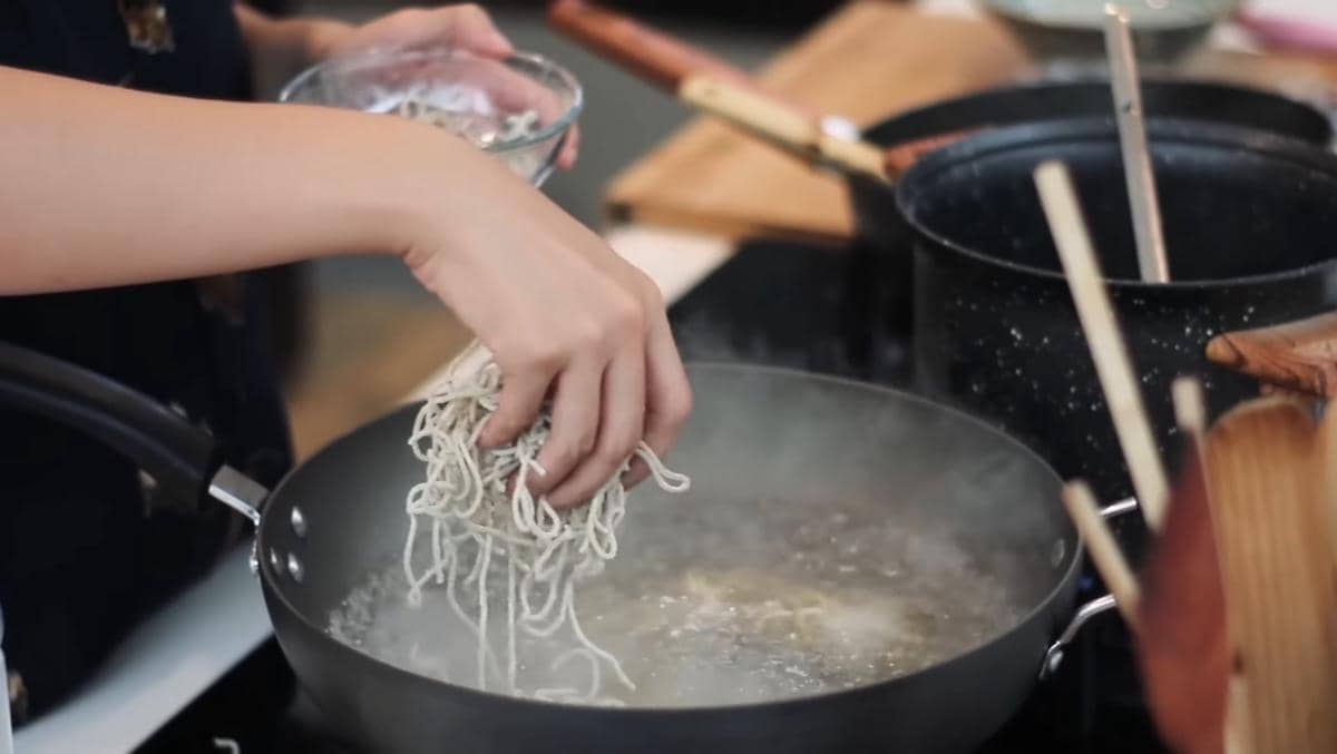 ilustrasi merebus mi