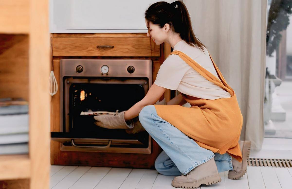 ilustrasi mengeluarkan nastar dari oven