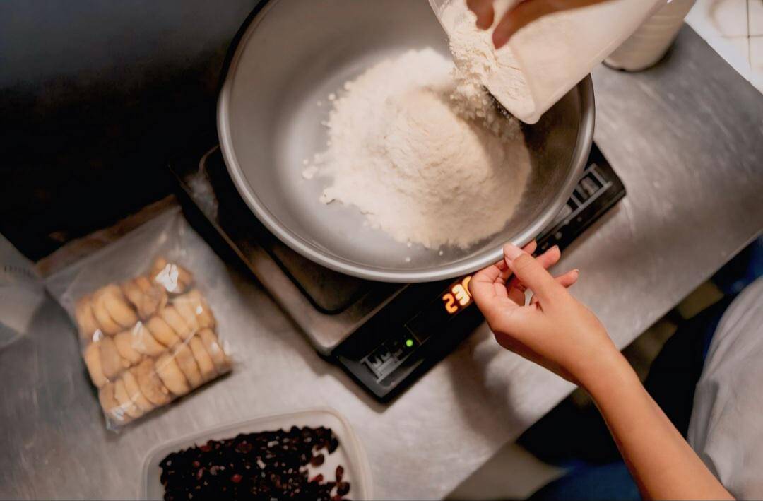 ilustrasi menimbang tepung