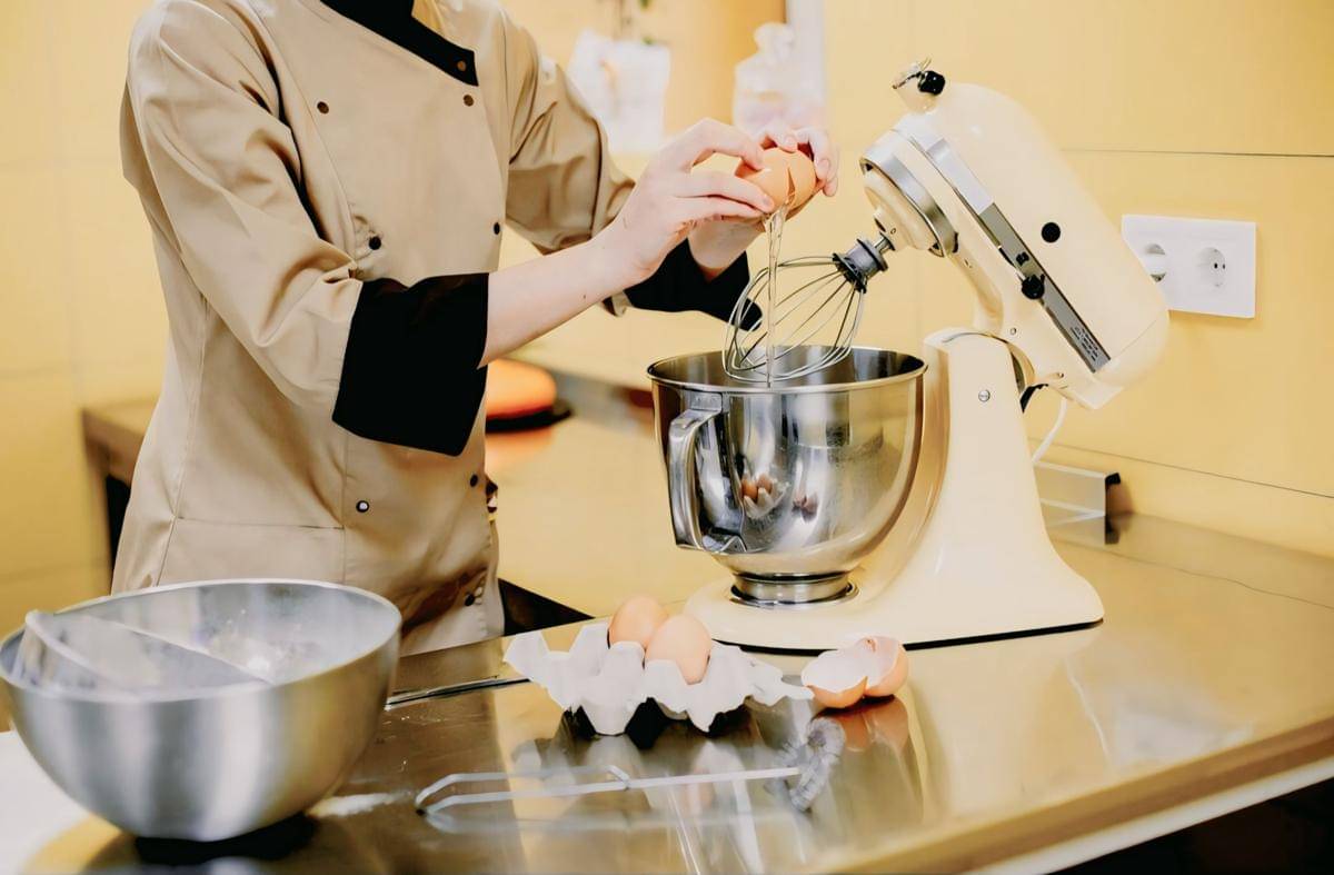 ilustrasi persiapan mengocok adonan