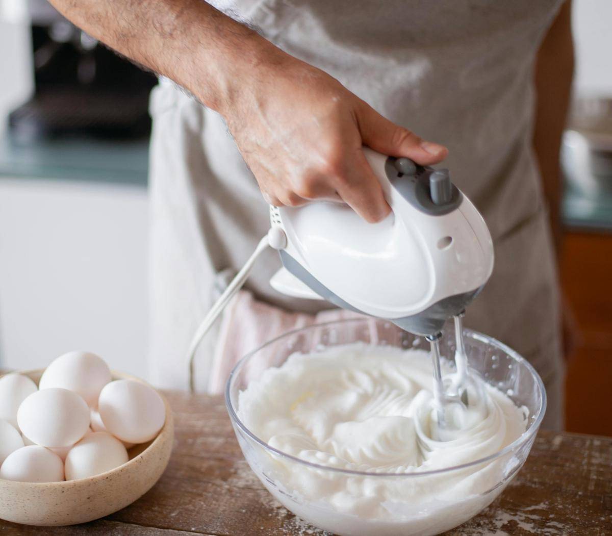 ilustrasi mengocok putih telur