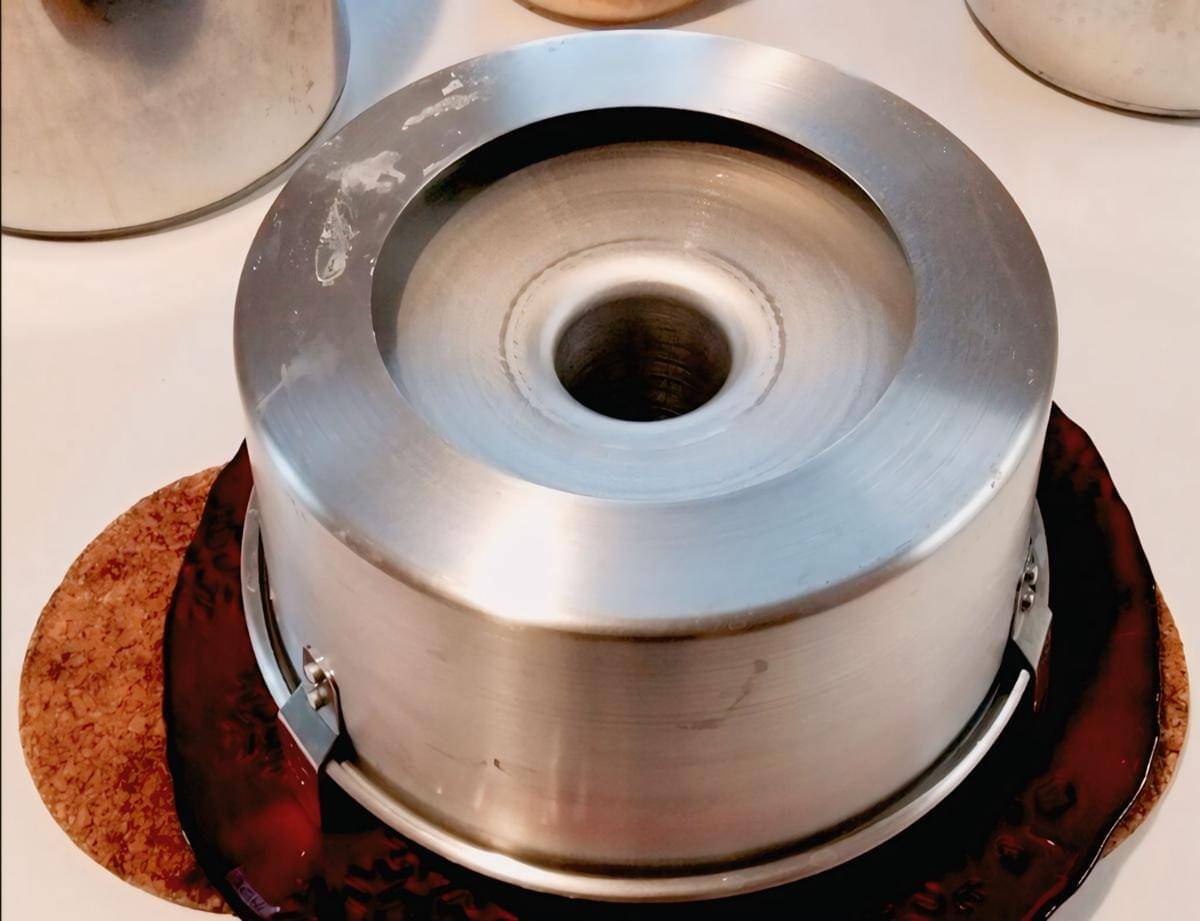 ilustrasi membalikkan cake