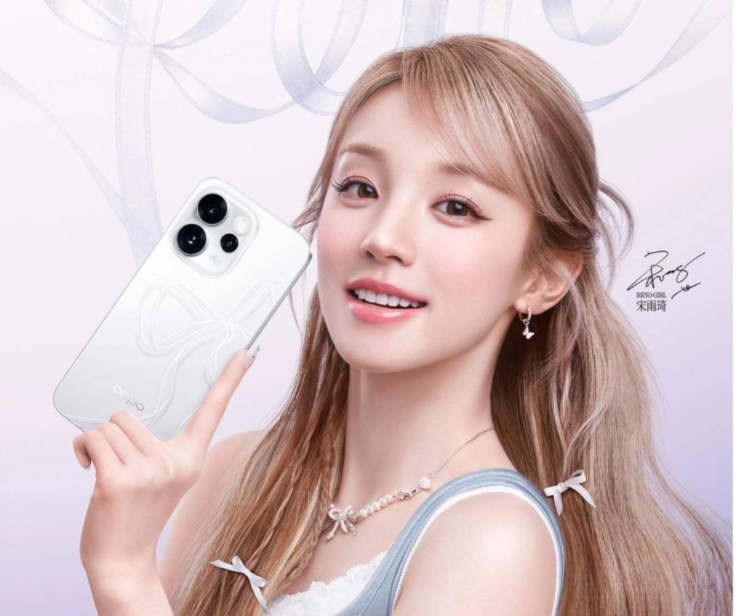 Seseorang memegang OPPO Reno15 series