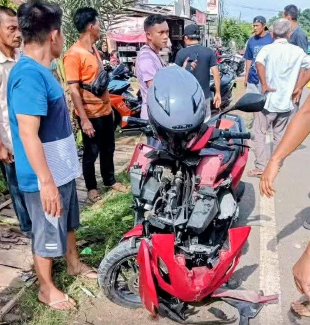 Motor korban kecelakaan di Prabumulih yang ringsek saat dievakuasi warga.
