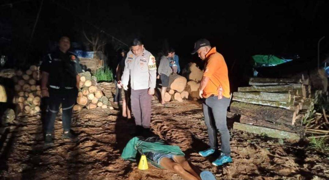 Personil Polres Ogan Ilir saat melakukan olah TKP pembunuhan di Desa Tanjung Pering, Kecamatan Indralaya Utara.