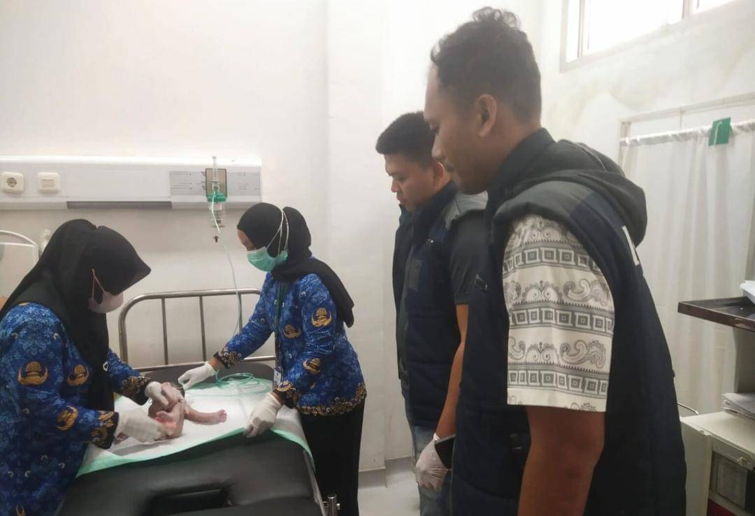 Penemuan bayi dalam kantong kresek di belakang ruko Sungai Lilin. (Dok. Polres Muba)